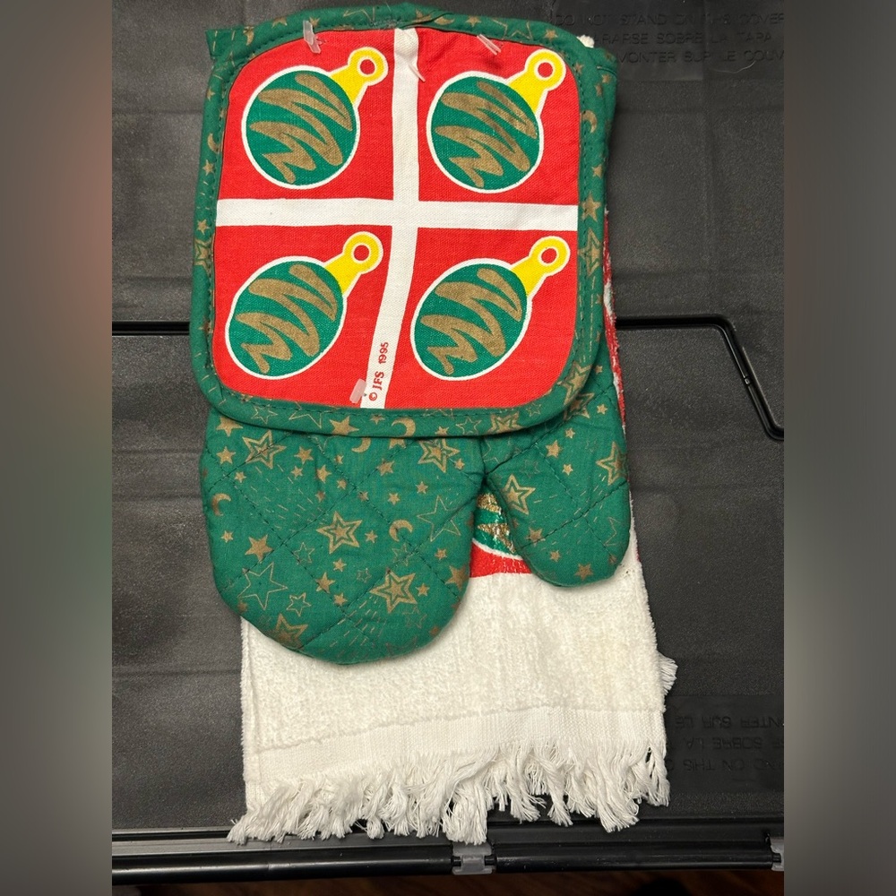 Vintage 1995 Christmas kitchen towel hot pad set